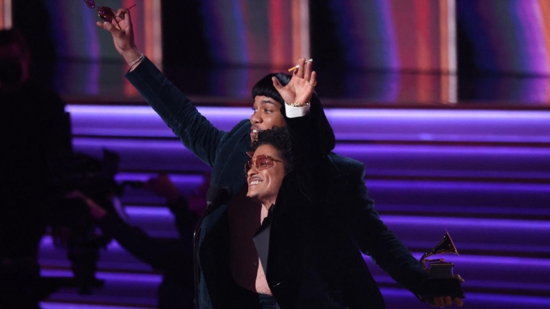 (3/04/2022) Anderson Paak y Bruno Mars, de Silk Sonic, aceptando el Grammy a Canción del Año en su 64ª edición.