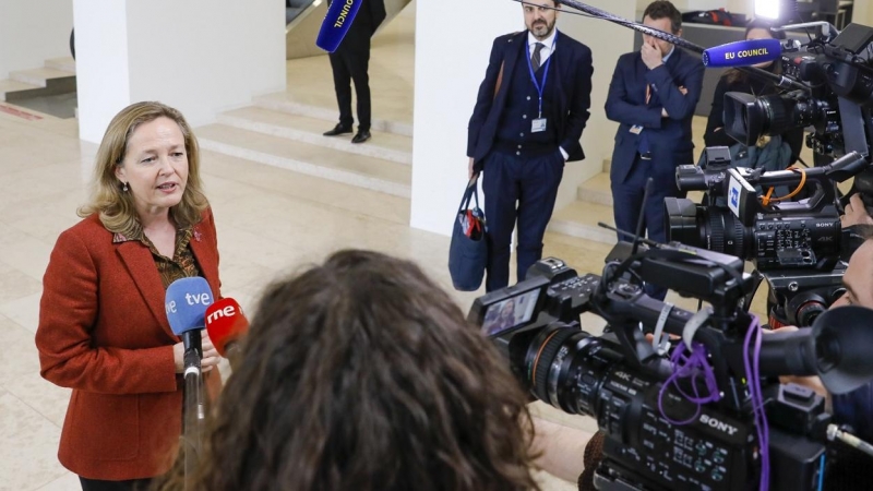 La vicepresidenta primera y ministra de Asuntos Económicos, Nadia Calviño, hace unas declaraciones a los medios a su llegada a la reunión de los ministros de Economía y Finanzas de la eurozona (Eurogrupo), en Luxemburgo. EFE/EPA/JULIEN WARNAND