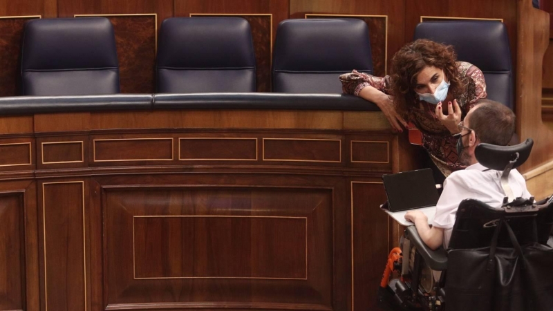 La ministra portavoz y de Hacienda, María Jesús Montero, conversa con el portavoz de Unidas Podemos en el Congreso, Pablo Echenique, en el Congreso de los Diputados el 12 de noviembre de 2020.