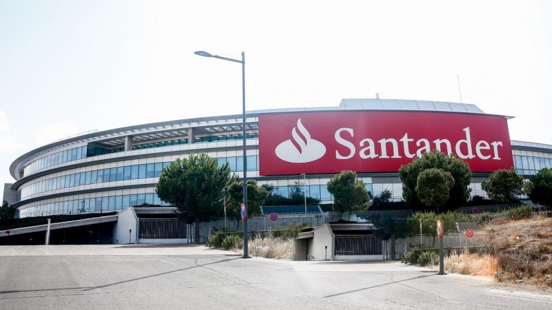 Uno de los edificios de la Ciudad Financiera del Grupo Santander, su sede corporativa, en la localidad madrileña de Boadilla del Monte. E.P./Ricardo Rubio