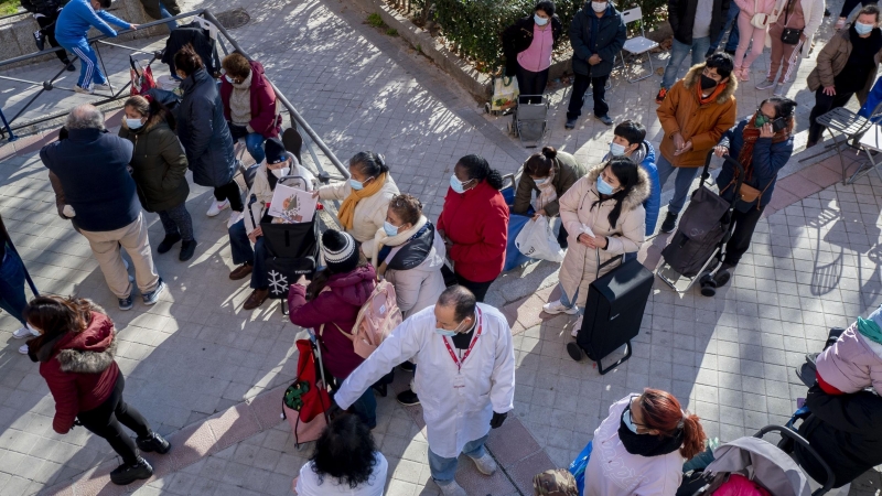 5/4/22-Varias personas hacen cola para recibir alimentos de la Fundación Madrina, en la plaza de San Amaro, a 7 de enero de 2022, en Madrid (España)