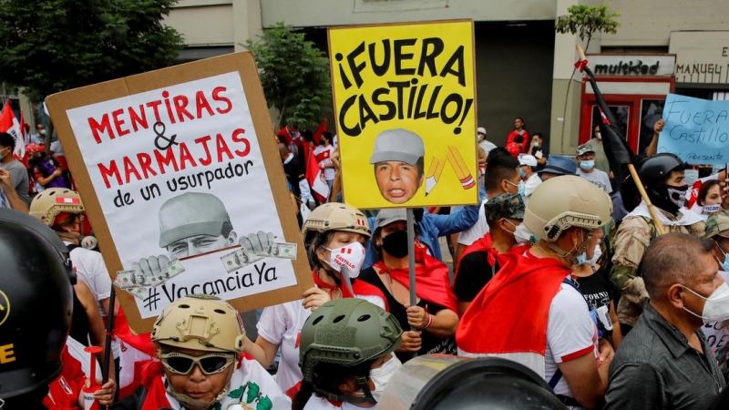 05/04/2022 - Manifestantes, uno de ellos con un cartel que dice 'Castillo fuera'' protestan contra el presidente peruano Pedro Castillo a las puertas del Congreso.