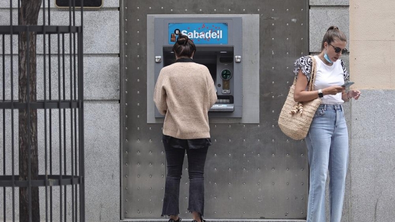 05/04/2022. Dos mujeres en un cajero de una sucursal de banco Sabadell, a 2 de septiembre de 2021, en Madrid, a 02/09/2021.