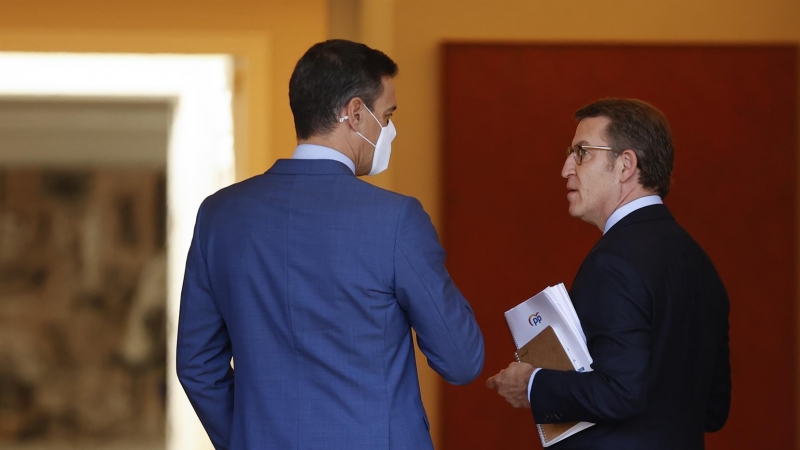 El presidente del Gobierno, Pedro Sánchez, recibe al nuevo líder del PP, Alberto Núñez Feijóo, este jueves en el Palacio de la Moncloa en Madrid.