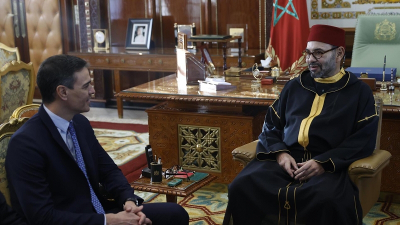 El presidente del Gobierno español, Pedro Sánchez (i), se reúne con el rey Mohamed VI de Marruecos (d), en un encuentro en Rabat.
