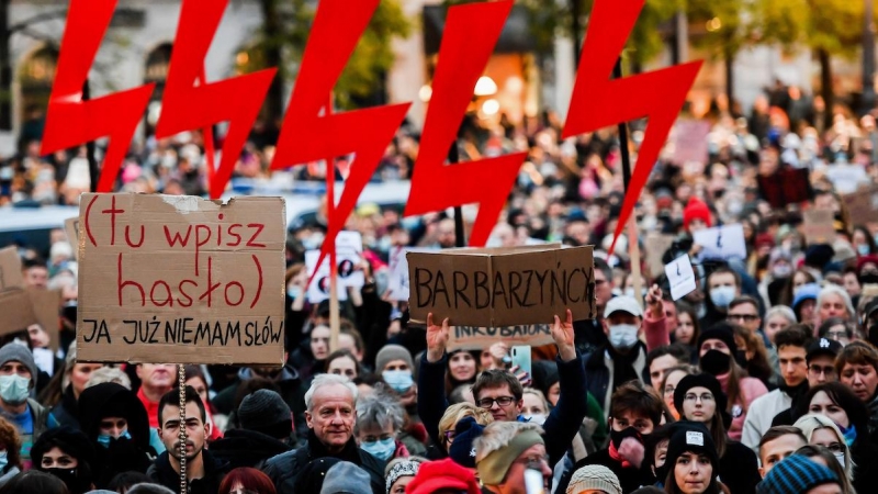Protesta en Cracovia tras la muerte de Izabela, una mujer de 30 años que murió en la semana 22 de embarazo por no realizarle un aborto.