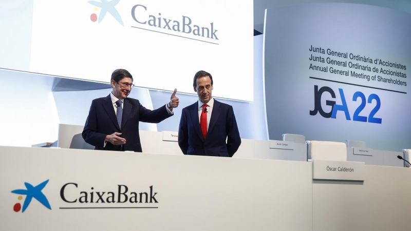 El presidente de CaixaBank, Jose Ignacio Goirigolzarri (i) y el consejero delegado de la entidad, Gonzalo Gortázar (d), al inicio de la junta general de accionistas de la entidad, la primera tras la absorción de Bankia. E.P./Rober Solsona