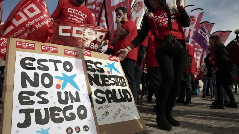 Concentración de los sindicatos CCOO y UGT frente al edificio donde se celebra la junta de accionistas de Caixabank. EFE/Ana Escobar