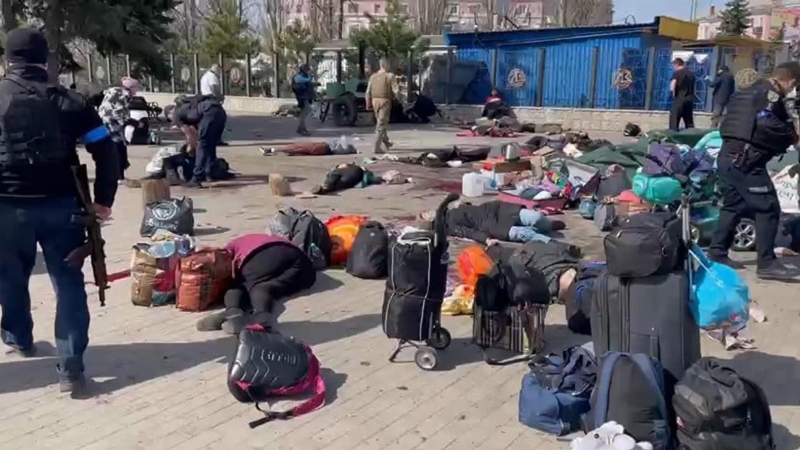 Cadáveres en el suelo y mochilas tras el ataque a la estación de tren de la ciudad de Kramatorsk (Ucrania) este viernes 8 de abril de 2022.