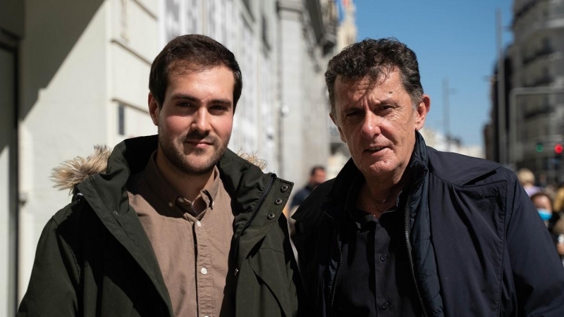 Los periodistas Alexis Romero (i) y Manuel Sánchez (d), autores del libro ‘Yolanda Díaz. La dama roja’.