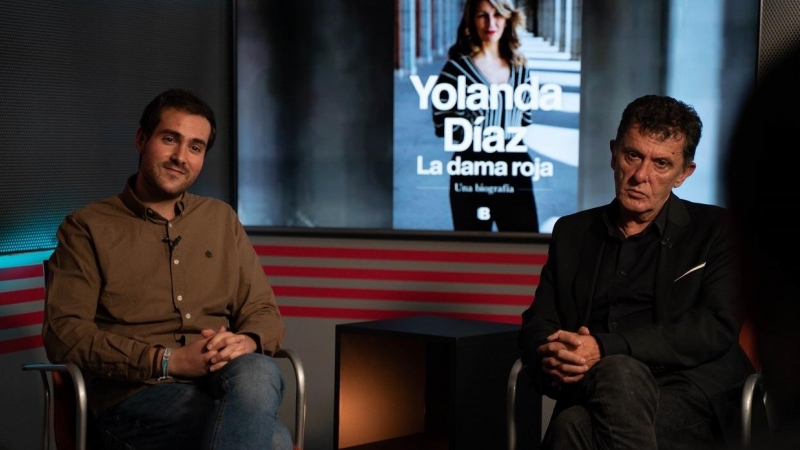 Los periodistas Alexis Romero (i) y Manuel Sánchez (d), autores del libro ‘Yolanda Díaz. La dama roja’. — Alfredo Langa