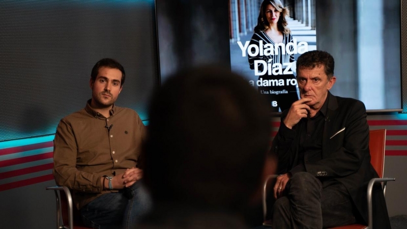 Los periodistas Alexis Romero (i) y Manuel Sánchez (d), autores del libro ‘Yolanda Díaz. La dama roja’. — Alfredo Langa