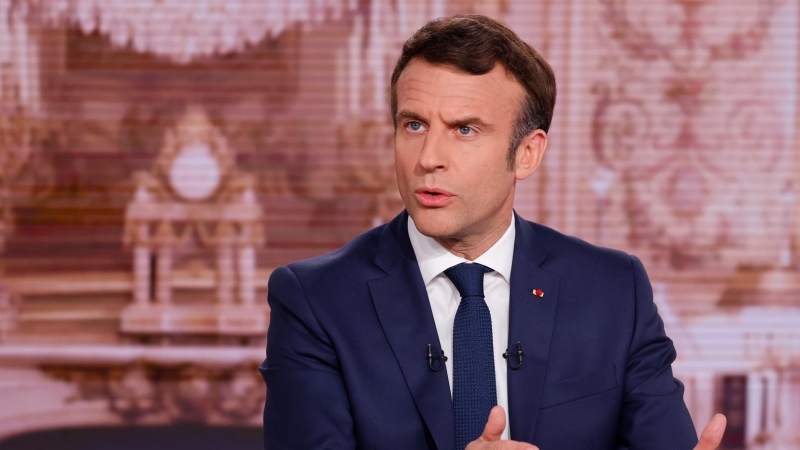 El presidente de Francia, Emmanuel Macron, habla mientras participa en el programa '10 Minutes pour Convaincre' (10 minutos para convencer) en el canal de televisión francés TF1, en Boulogne-Billancourt, en las afueras de París, el 6 de abril de 2022.