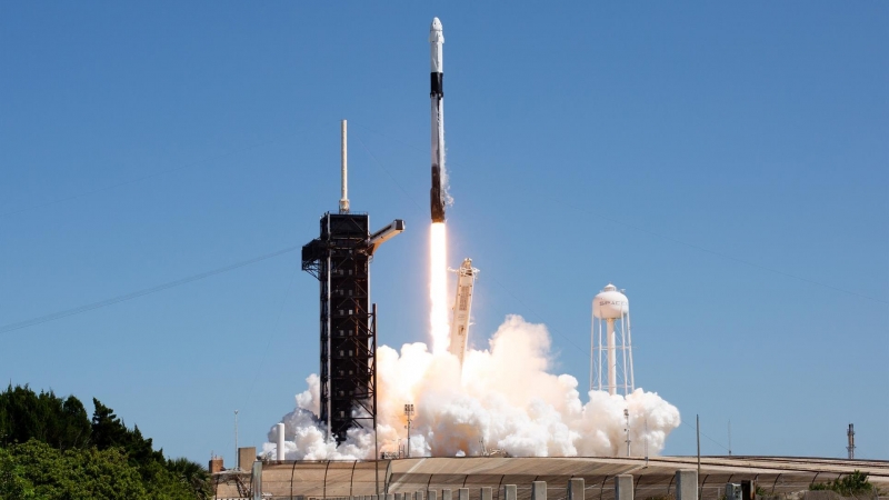 - Fotografía cedida por la NASA donde se aprecia el cohete Falcon 9 de SpaceX que transporta la nave espacial Crew Dragon de la compañía mientras despega en la Misión Axiom 1 (Ax-1) a la Estación Espacial Internacional hoy viernes 8 de abril desde la base