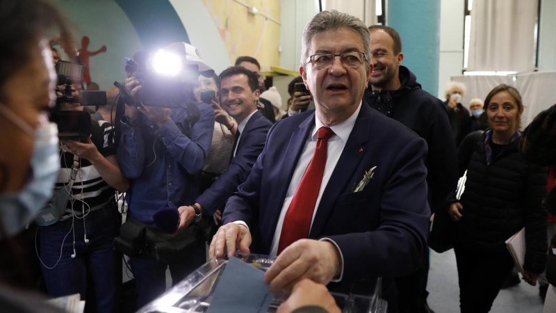 El candidato presidencial del partido La France Insoumise (LFI), Jean-Luc Melenchon, emite su voto en un colegio electoral para la primera ronda de las elecciones presidenciales francesas en Marsella, Francia, el 10 de abril de 2022.El candidato presidenc