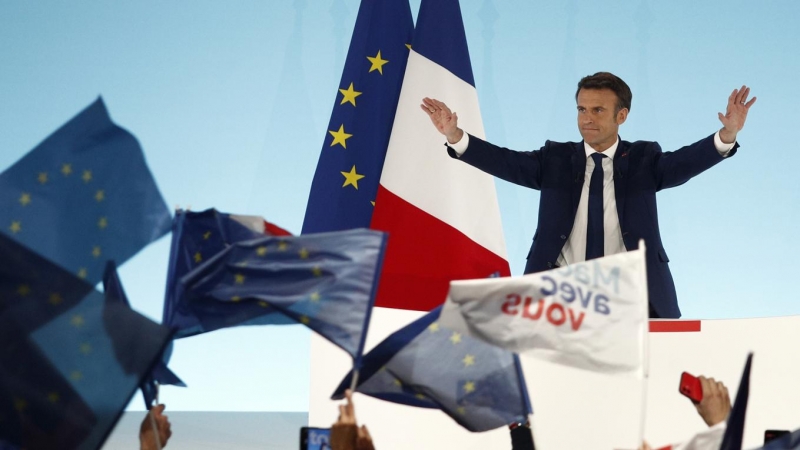 El presidente francés y candidato a la reelección, Emmanuel Macron, reacciona después de los resultados de la primera ronda de las elecciones presidenciales francesas en París, Francia, el 10 de abril de 2022.