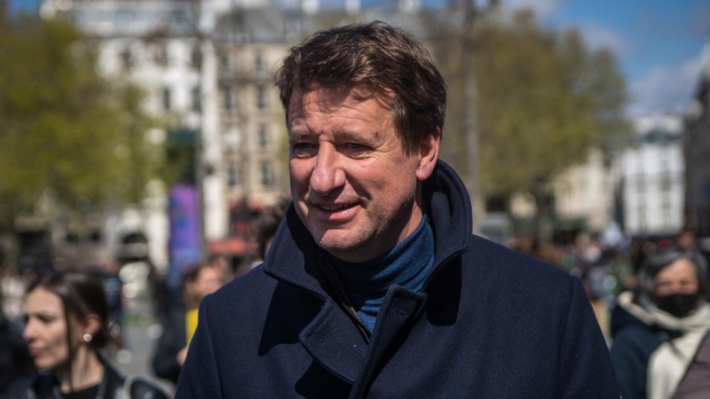 El candidato presidencial del Partido Verde (EELV), Yannick Jadot (centro), participa en una manifestación de la Marcha del Clima contra el calentamiento global, en París, Francia, el 09 de abril de 2022.