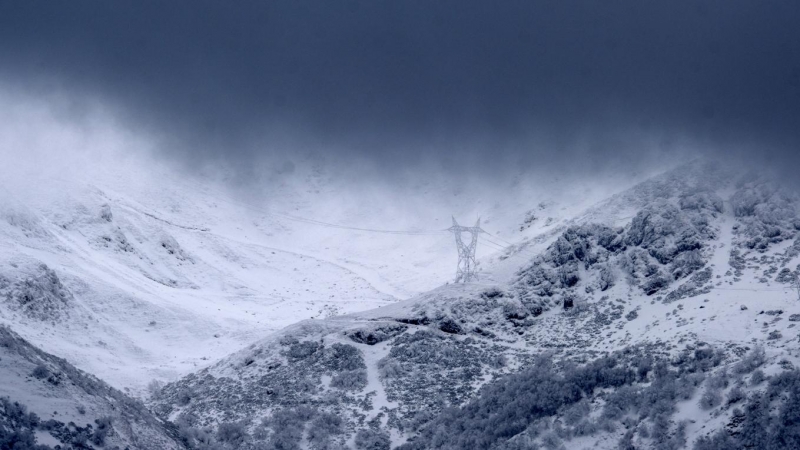 (3/04/2022) Una montaña de la localidad asturiana de Pajares durante una nevada a principios de abril (ARCHIVO).