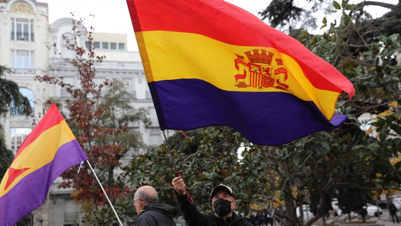 Un hombre ondea una bandera republicana en una manifestación por los derechos de las víctimas del franquismo, frente al Congreso de los Diputados, a 10 de diciembre de 2021, en Madrid (España).
