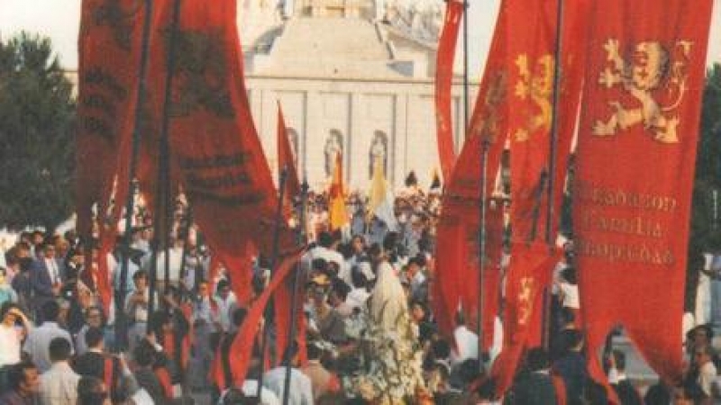 Concentración en el Cerro de los Ángeles en Madrid de Tradición, Familia y Propiedad en los años 70 para conmemorar el triunfo franquista en la guerra civil.