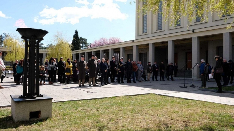 Homenaje y ofrenda floral en el crematorio de Stranice (República Checa) a los deportados españoles asesinados en Hradischko.