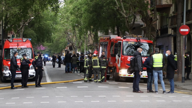 12/04/2022 - Els Bombers de Barcelona al carrer València, on hi ha hagut l'incendi.