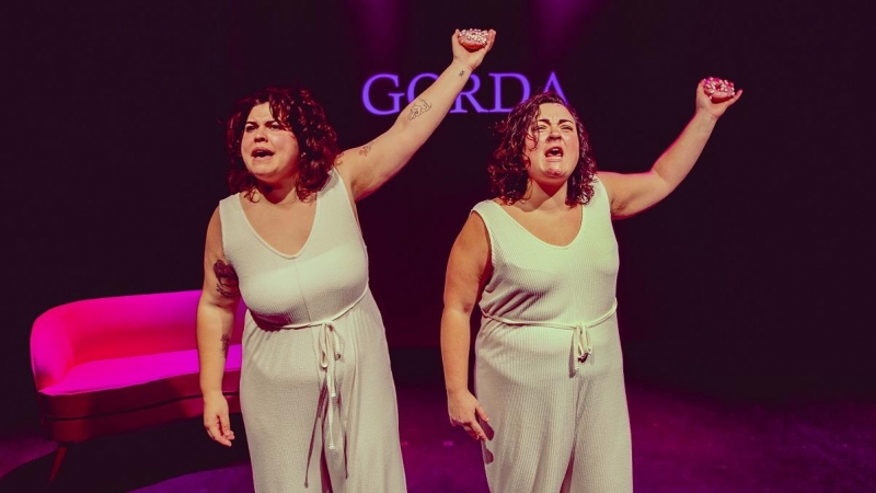 Las actrices Mara Jiménez y Teresa López, en un momento de la obra de teatro 'Gordas', dirigida por Carlos Mesa