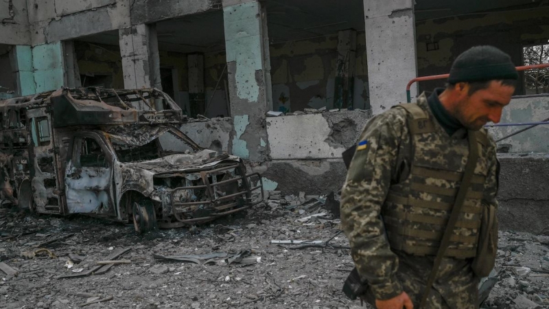 Un soldado ucraniano se para frente a una escuela bombardeada en la aldea de Zelenyi Hai, en el sur de Ucrania, entre Jersón y Mykolaiv, a 1 de abril de 2022.