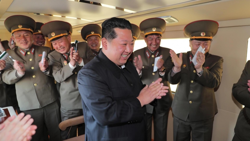 Una foto publicada por la Agencia Central de Noticias de Corea del Norte (KCNA) muestra a Kim Jong Un (C), secretario general del Partido de los Trabajadores de Corea (WPK), presidente de Asuntos Estatales de la República Popular Democrática de Corea (RPD