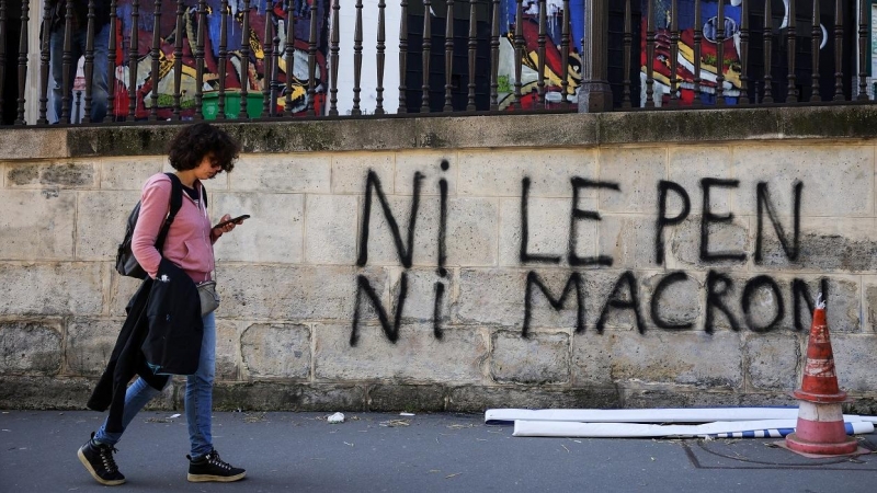 Pintadas contra los dos candidatos en la segunda vuelta de las elecciones presidenciales francesas, Emmanuel Macron y Marine le Pen, una calle de París. REUTERS/Sarah Meyssonnier
