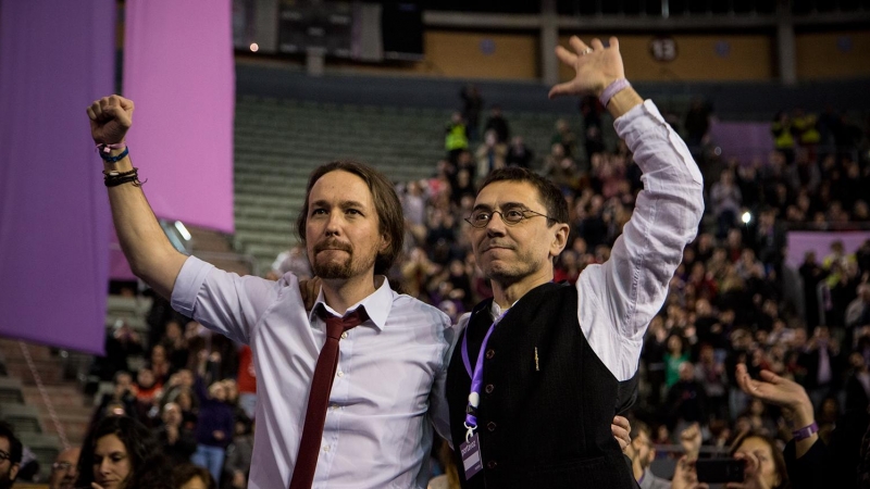 Fotografía de archivo de Pablo Iglesias y Juan Carlos Monedero saludando a los miembros del Consejo Ciudadanos de Podemos.