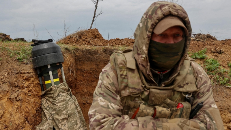 Un militar ucraniano junto a un misil antitanque Javelin, mientras continúa el ataque de Rusia contra Ucrania, en una posición en la región de Donetsk , Ucrania, el 18 de abril de 2022.