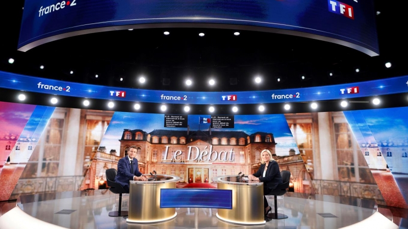 El presidente de la República francesa, Emmanuel Macron, y la candidata de la ultraderecha a la presidencia de Francia, Marine Le Pen,  antes del inicio del debate.