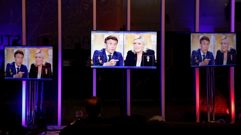 Varios monitores muestran el debate electoral previo a la segunda vuelta de las presidenciales francesas, entre Emmanuel Macron y Manine Le Pen, en Saint-Denis, al norte de París. Ludovic Marin/Pool/ REUTERS