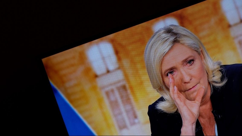 Marine Le Pen durante su debate electoral con Emmanuel Macron, previo a la segunda vuelta de las presidenciales francesas. REUTERS/Christian Hartmann