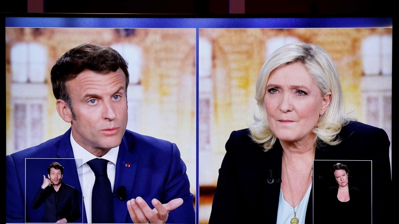 21/4/22-Emmanuel Macron y Marine Le Pen durante el debate electoral, a 20 de abril de 2022 (Saint-Denis, Francia).