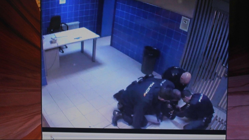 Captura del vídeo que graba a Stefan Lache inmovilizado por agentes de la Policía Nacional en la Comisaría Padre Amigo.