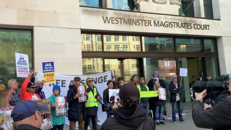 Partidarios del fundador de Wikileaks, Julian Assange, se manifiestan frente a la corte de magistrados de Westminster en Londres