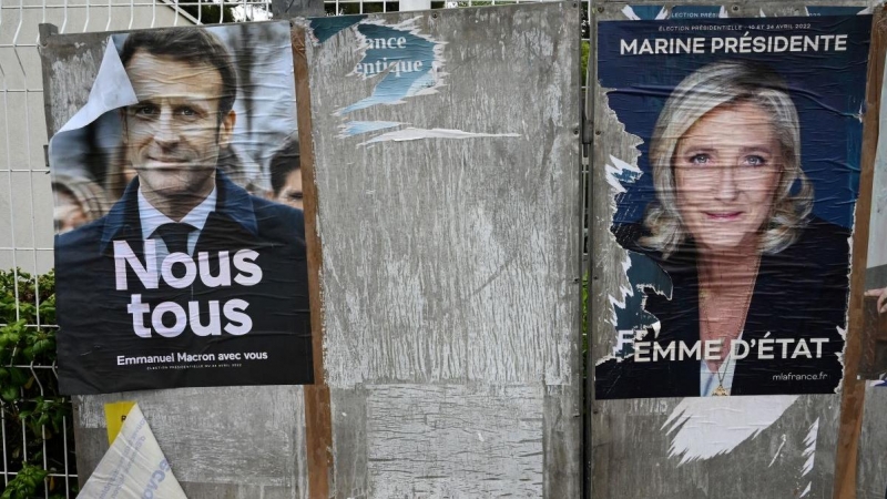 Carteles de Marine Le Pen y Emmanuel Macron en la junta electoral de Montpellier, a 21 de abril de 2022.