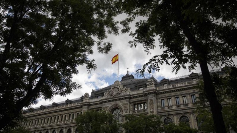 Una bandera de España ondea sobre el Banco de España, en Madrid. REUTERS/Andrea Comas.