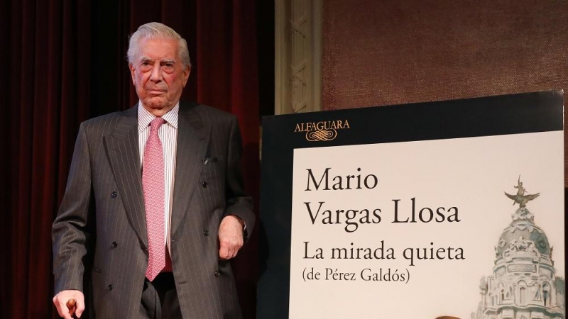 22/04/2022. El escritor, político y periodista, Mario Vargas Llosa, posa durante la presentación de su libro 'La mirada quieta (de Pérez Galdós)', en el Ateneo de Madrid, a 7 de abril de 2022.