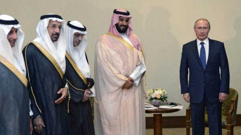 El presidente ruso, Vladimir Putin (der.), se reúne con el príncipe heredero adjunto, segundo viceprimer ministro y ministro de Defensa de Arabia Saudita, Mohammad bin Salman Al Saud (segundo der.), el 11 de octubre de 2015 en Sochi.