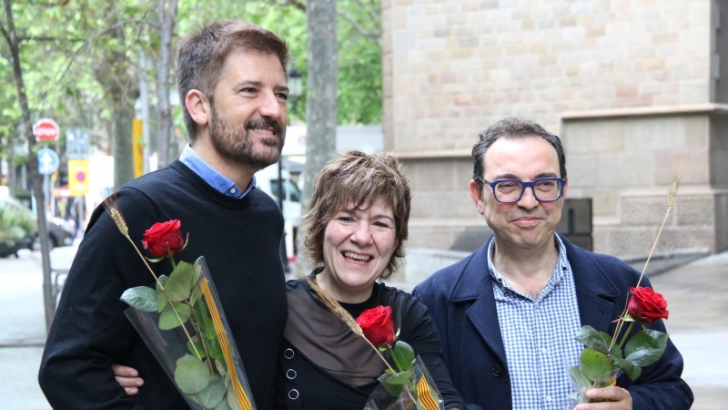 D'esquerra a dreta: els autors Toni Cruanyes, Empar Moliner i Sergi Belbel en la foto de família de l'esmorzar literari organitzat pel Grup 62 durant la diada de Sant Jordi.