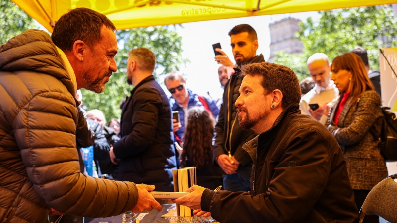 Pablo Iglesias conversant amb un home que ha comprat el seu llibre aquest dissabte, diada de Sant Jordi, al centre de Barcelona.