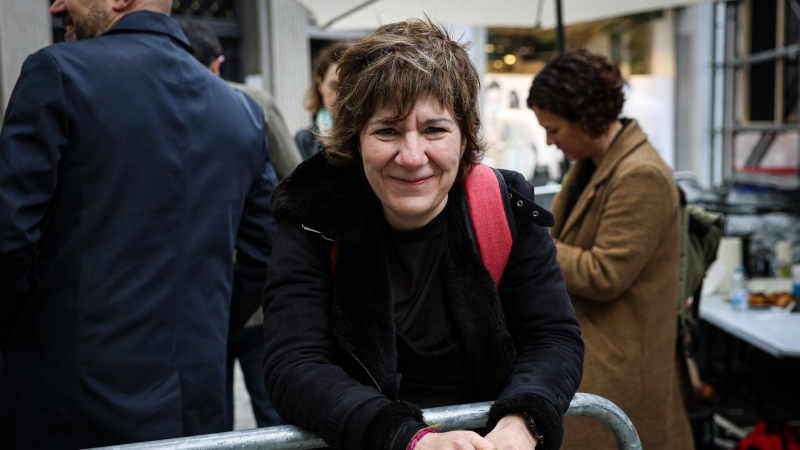 L'escriptora Empar Moliner durant una pausa en la marató de signatura de llibres al centre de Barcelona.