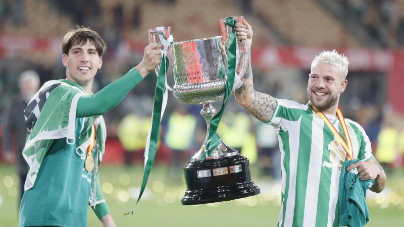 Los jugadores del Betis, Juan Miranda (i) y Aitor Ruibal, celebran la victoria del equipo bético en la final de la Copa del Rey al derrotar al Valencia en el encuentro que han disputado este sábado en el estadio de La Cartuja de Sevilla.