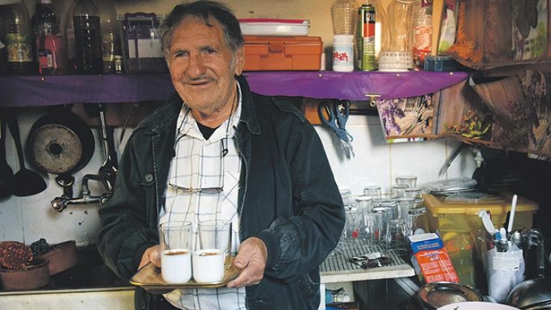 25/11/22 Yiannakis Charalambous en su bar de Polis, una pequeña ciudad en el oeste de Chipre.