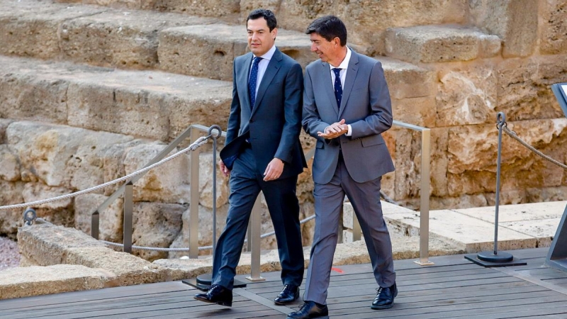 El Presidente de la Junta de Andalucía, Juanma Moreno, y el vicepresidente de la Junta, Juan Marín, ante el Teatro Romano de Málaga a 19 de abril del 2022.