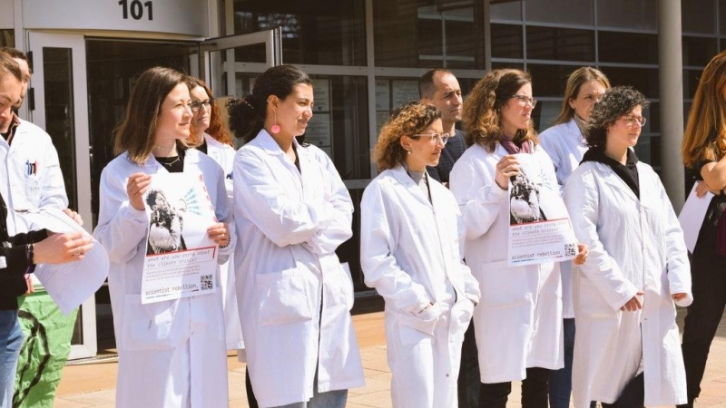 Investigadores de l'Institut Català de Recerca de l'Aigua (ICRA) a l'exterior de l'edifici, a Girona, en protesta contra la inacció climàtica.