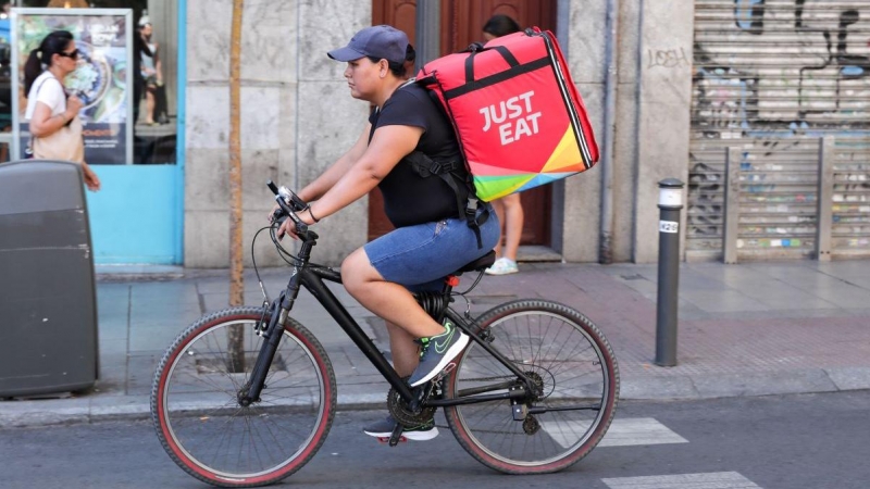 Fotografía de un repartidor de la empresa de reparto Just Eat transitando en bicicleta por una calle del centro de Madrid, a 1 de agosto de 2019.